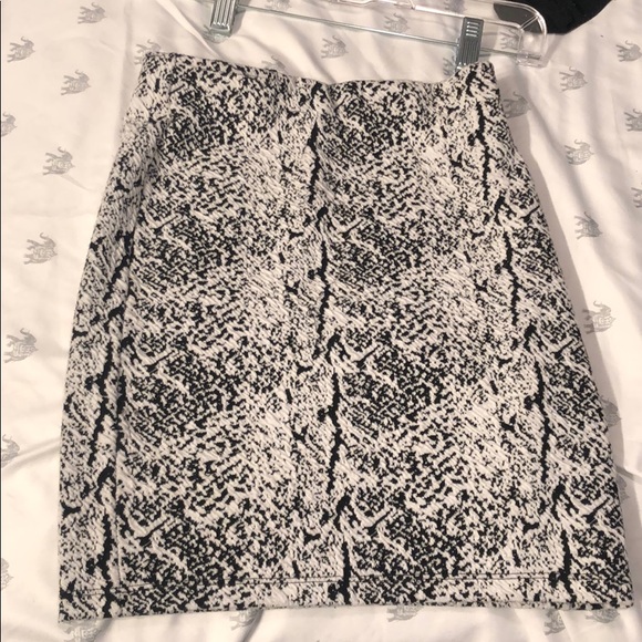 H&M Dresses & Skirts - 🎉final price 🎉 H&M polyester short skirt